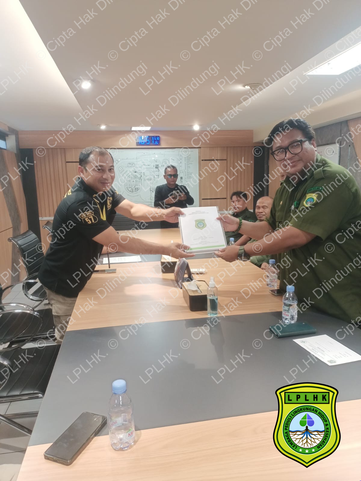 Ketua Umum LPLHK H. Triyana, S.E. Bersama Jajaran DPP dan DPW Jawa Barat Gelar Kunjungan Kerja untuk Perkuat Sinergi Lingkungan Hidup dan Kesehatan (2) - LPLHK - Lembaga Peduli Lingkungan Hidup Dan Kesehatan Ketua Umum LPLHK H. Triyana, S.E. Bersama Jajaran DPP dan DPW Jawa Barat Gelar Kunjungan Kerja untuk Perkuat Sinergi Lingkungan Hidup dan Kesehatan